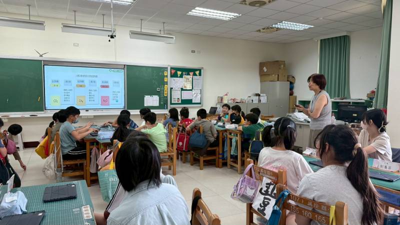 第一場-興隆國小-講師授課.jpg